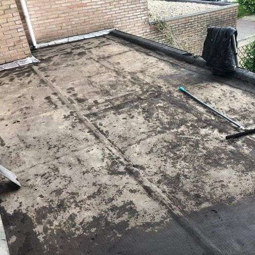 Schoonmaken van een plat dak in Velp